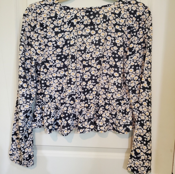 Hollister Black With Daisies Top - Picture 3 of 14